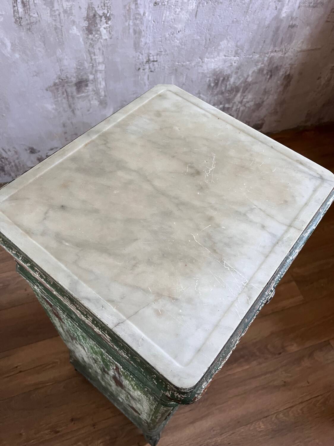 Chiffonnier ancien en bois patiné vert