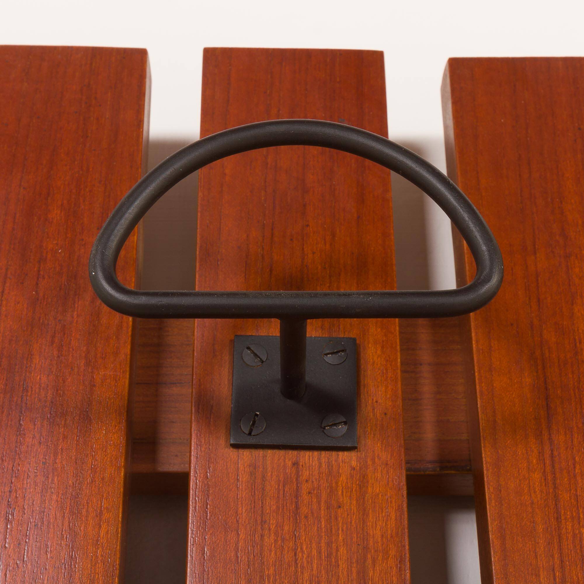 Porte-manteau en teck avec miroir et étagère, Italie, années 1960.