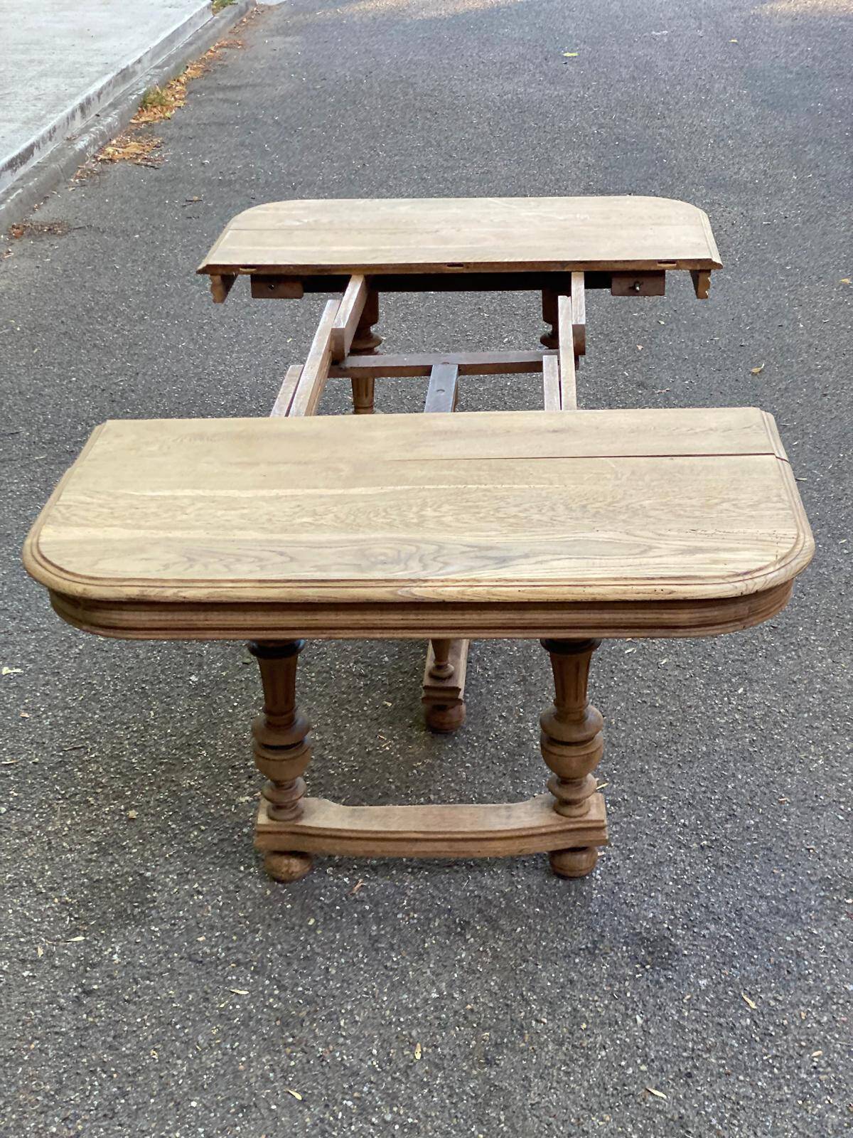 Henri II dining table stripped in solid oak from the 19th century.