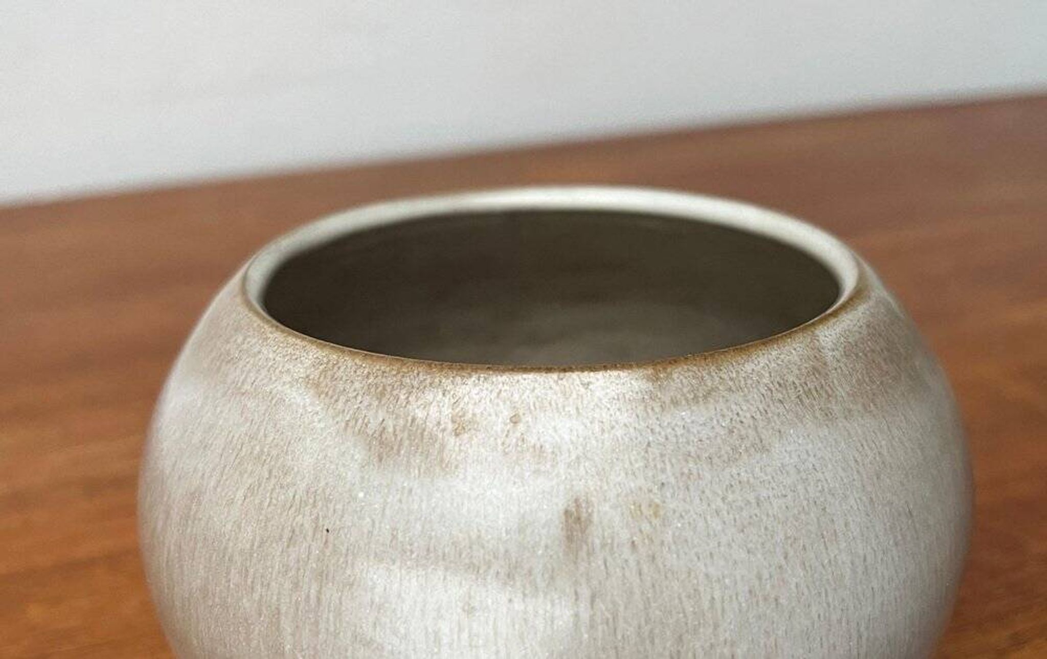 Mid-century German minimalist studio pottery vase by Hildegard and Peter Delius for Hamelner Kunsttöpferei, 1960s.