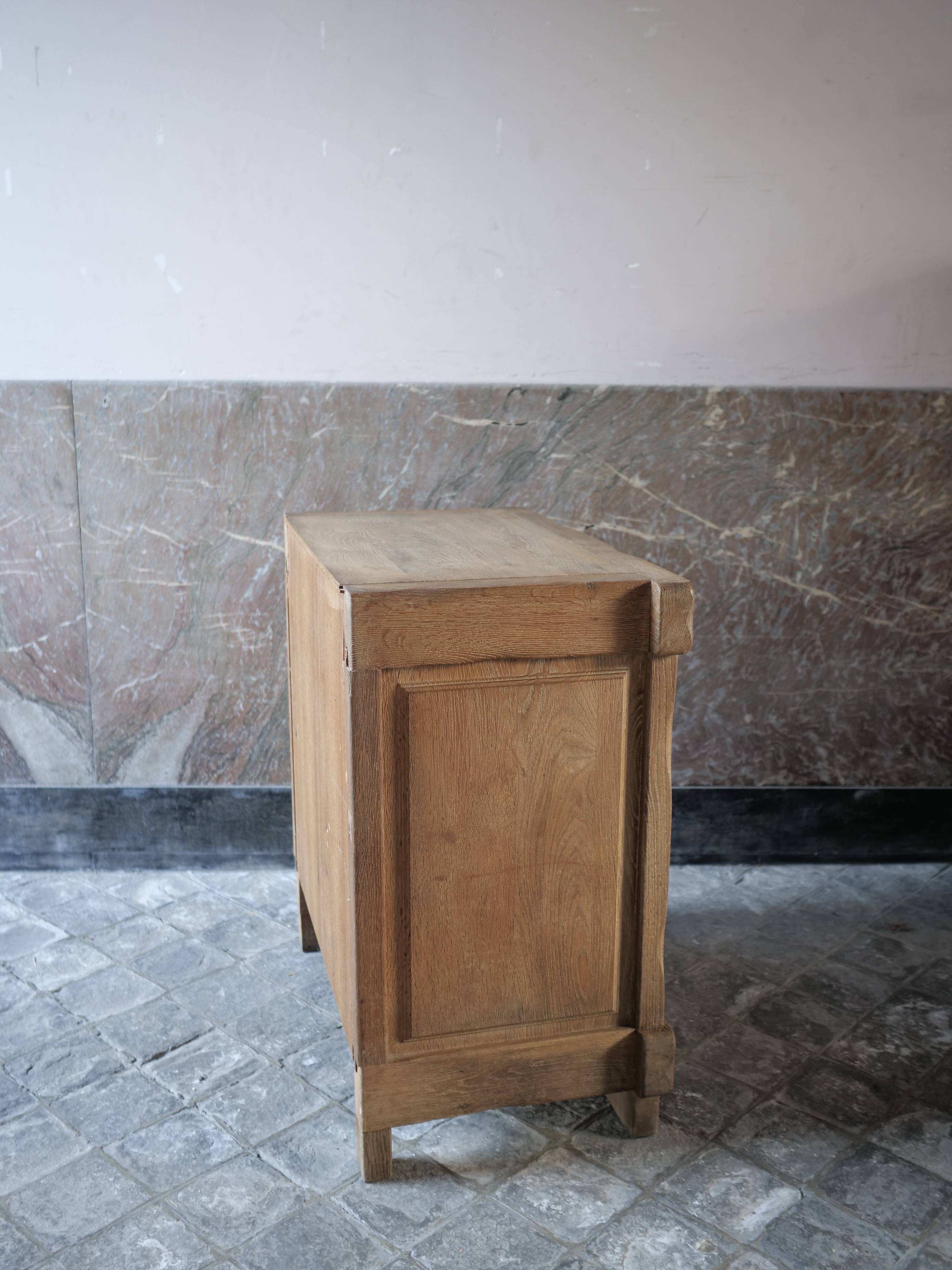 commode à tiroir brutaliste en chêne massif