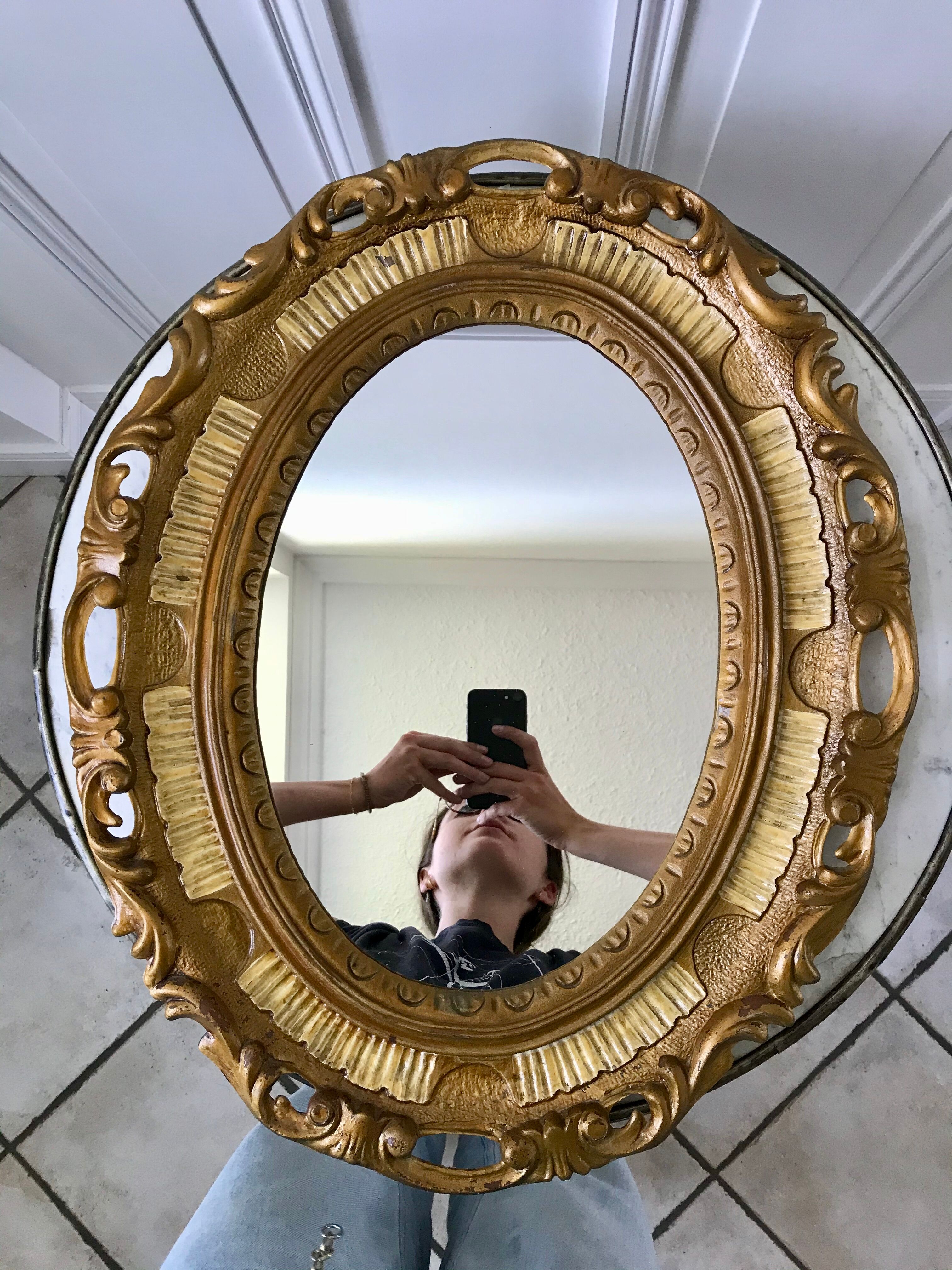 Miroir ovale médaillon en stuc doré années 70