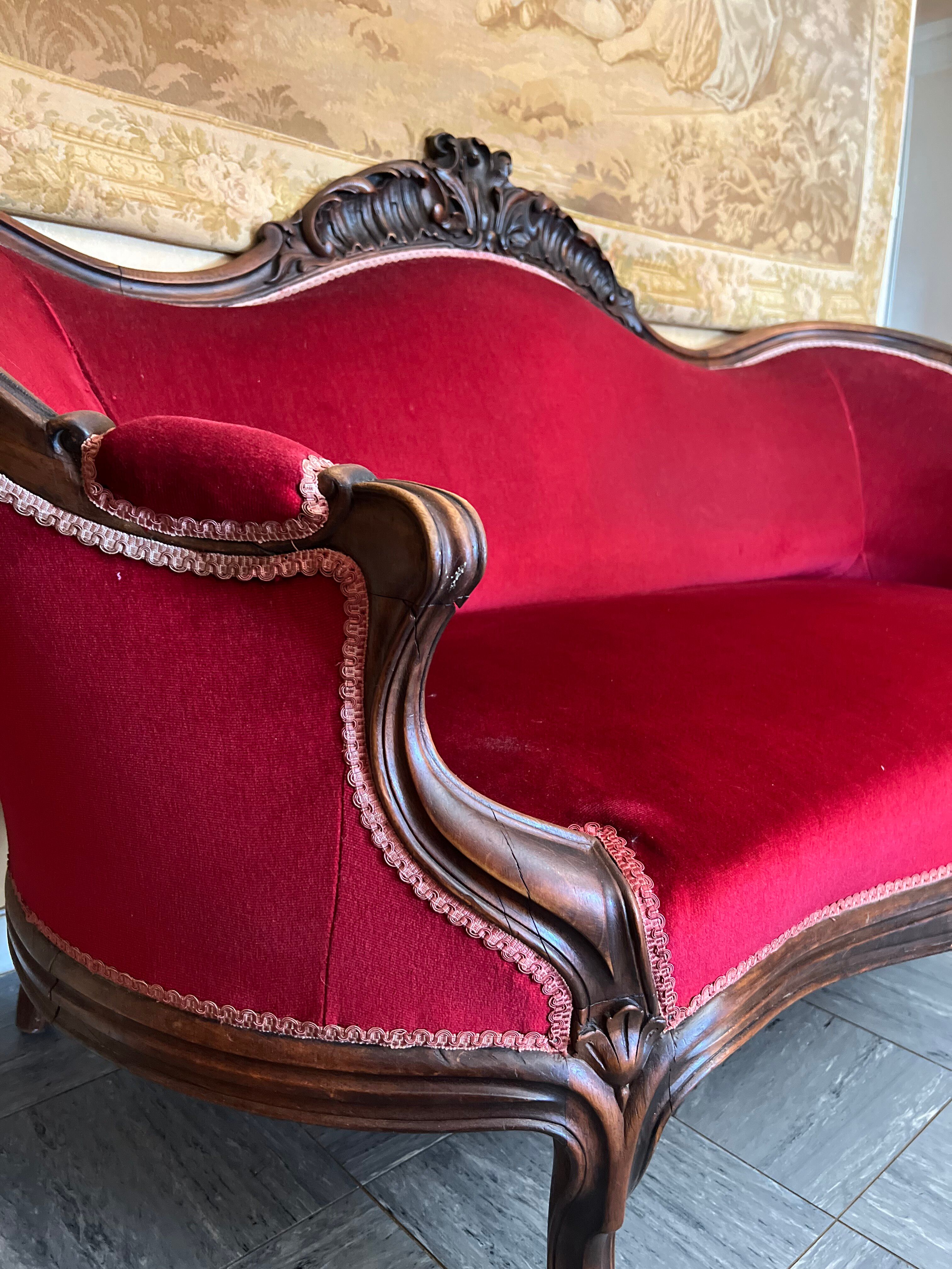 Antique canapé in wood and burgundy velvet in Louis Philippe style.
