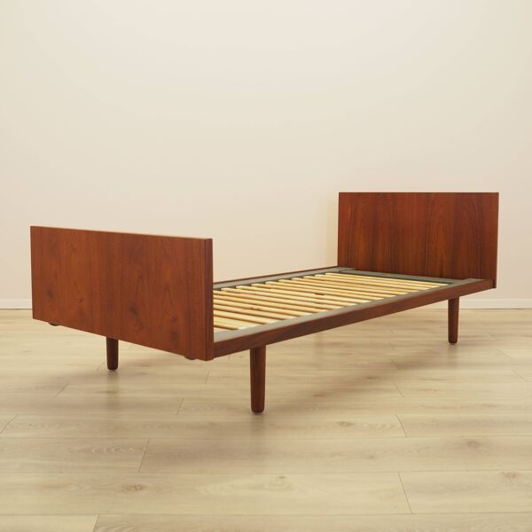 Lit danois en teck, années 1960, designer : Hans J. Wegner, fabricant : Getama
