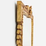 Miroir mural en bois sculpté et doré, très décoré, Belgique vers 1950