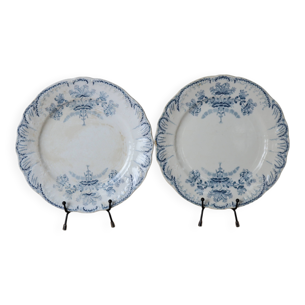 Lot de 2 assiettes plates, dans leur jus, St Amand modèle régence, terre de fer