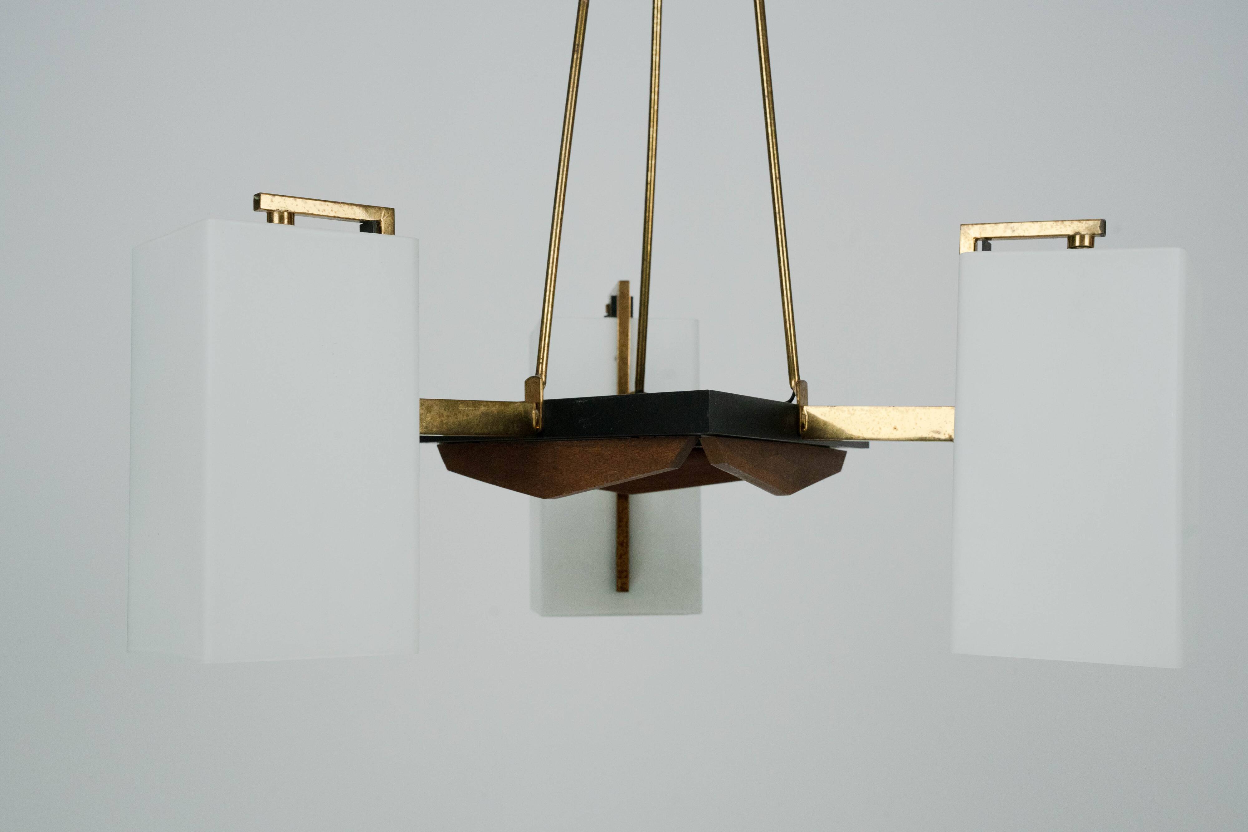 Chandelier à trois bras de style mid-century par Stilnovo. Italie, années 1950.