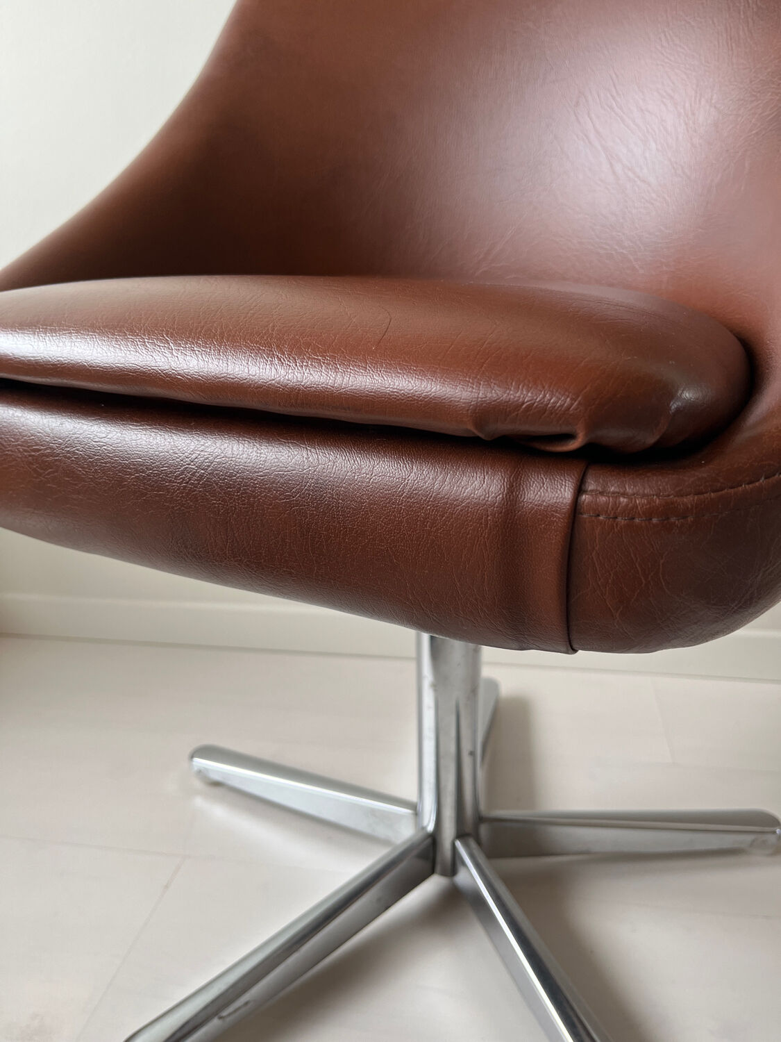Swivel armchair 70s imitation leather