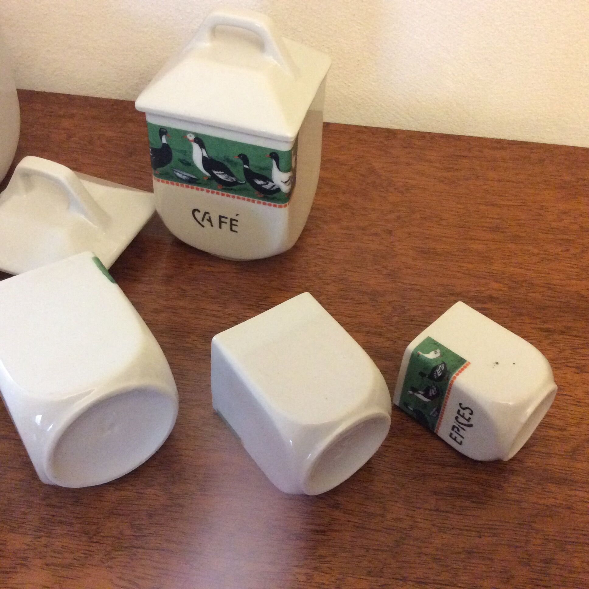 Set of 6 old pots with 3 trundle lids