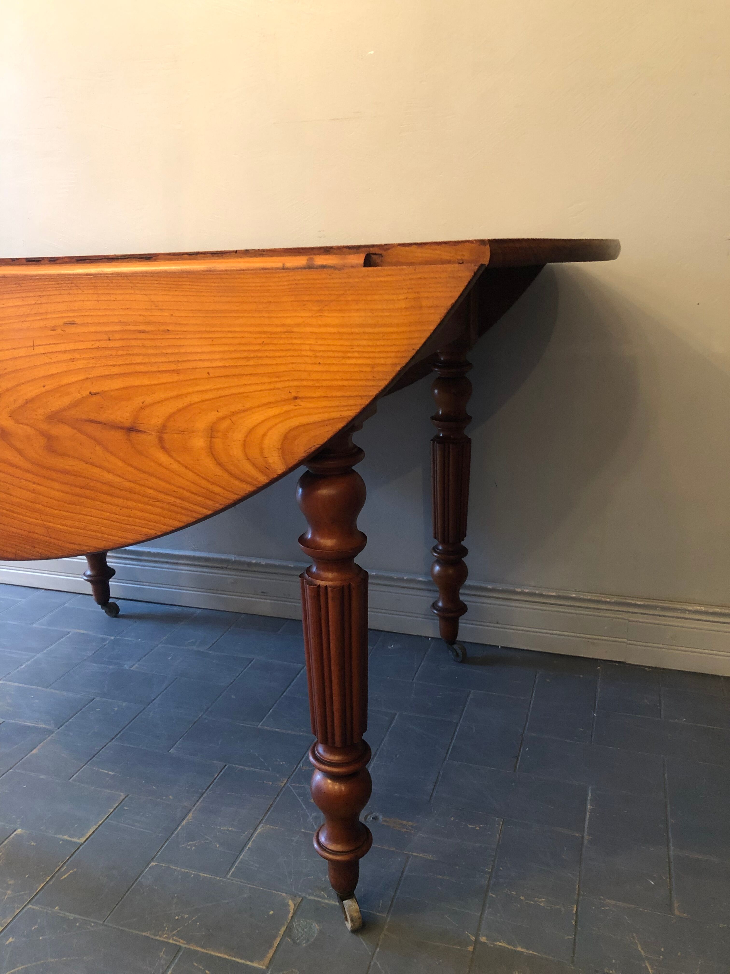 Round table with antique flaps