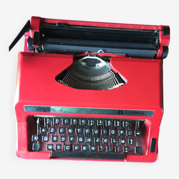Typist S Olympia 70s typewritern