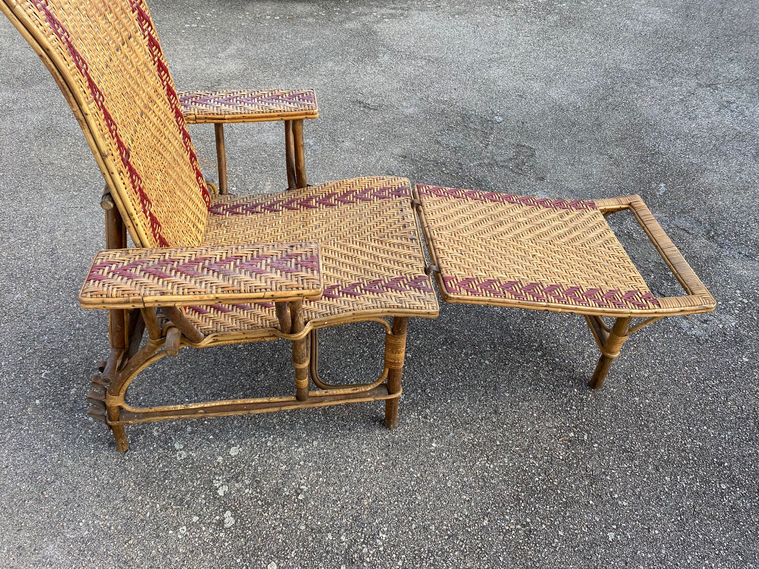 Wicker lounge chair