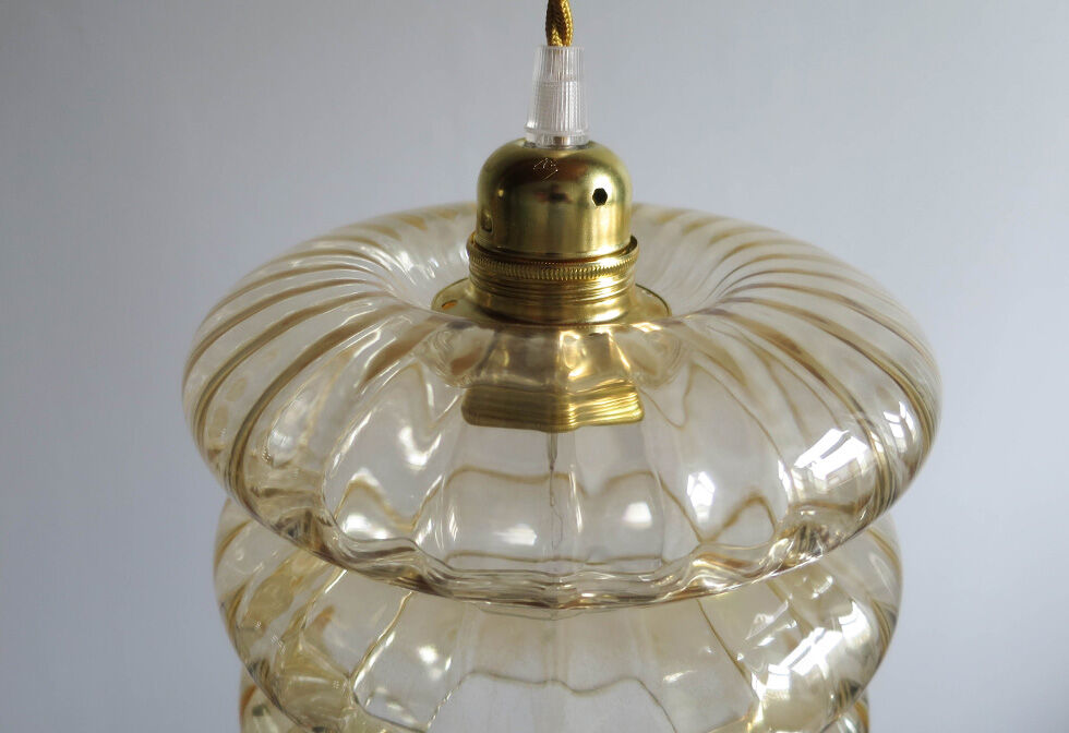 Amber glass suspension