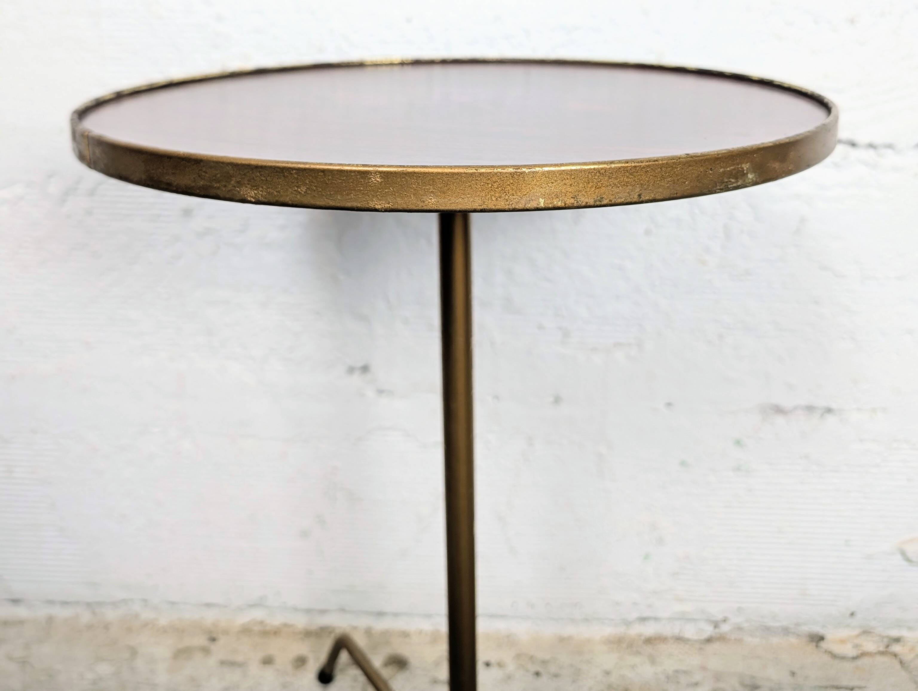 Guéridon tripode en laiton et formica, années 1960