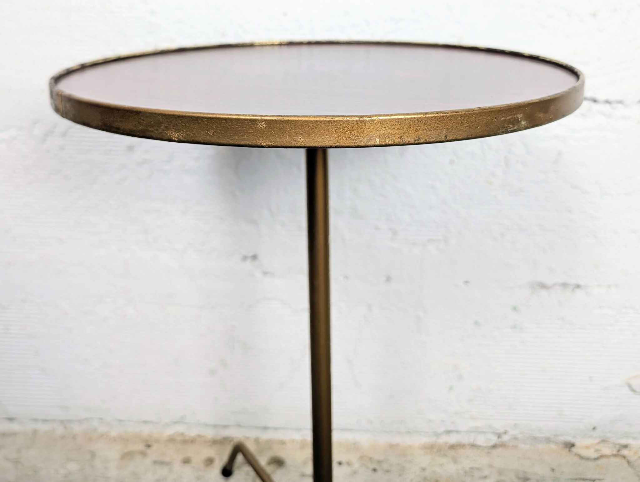 Guéridon tripode en laiton et formica, années 1960
