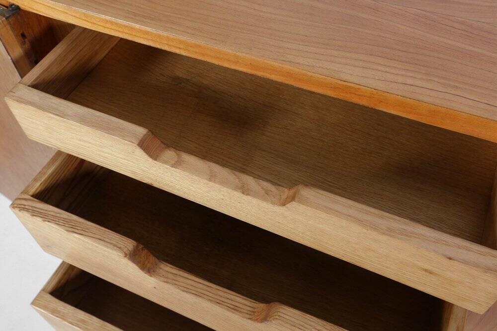 Buffet français des années 1950 en bois de cerisier massif.