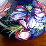 Vase signed Walter Moorcroft cobalt anemone pattern, 1953