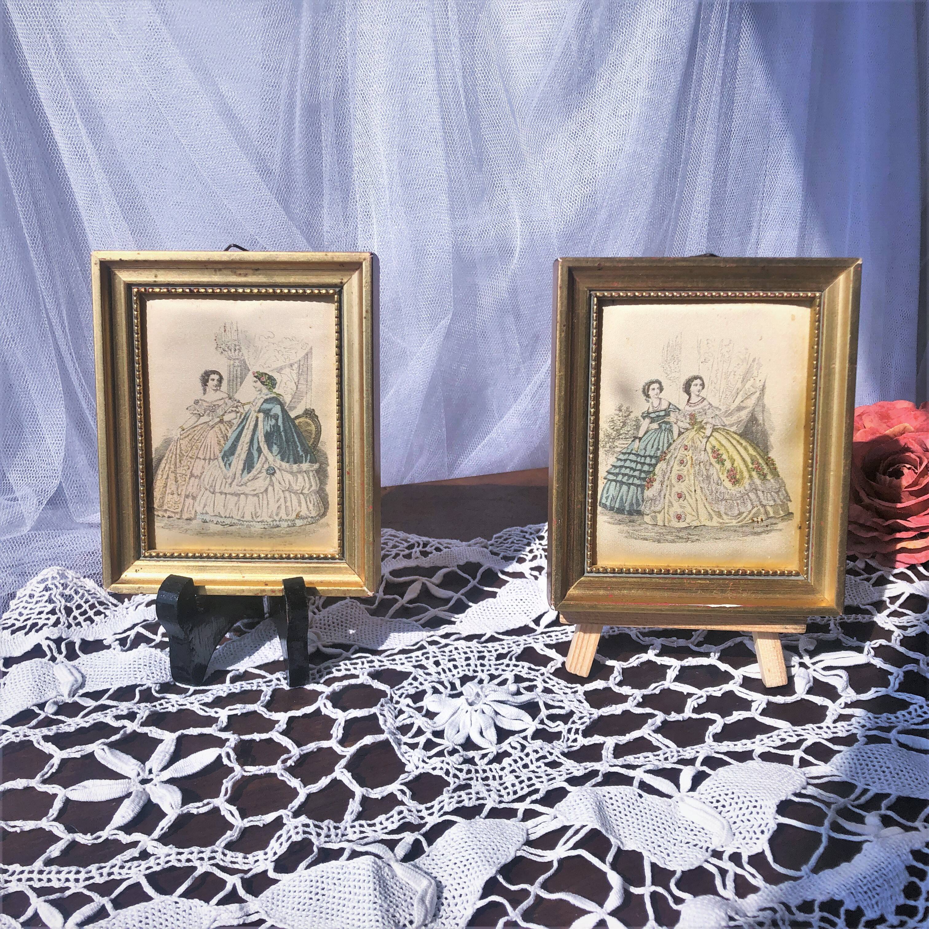 Lot de deux petits cadres portrait de marquises