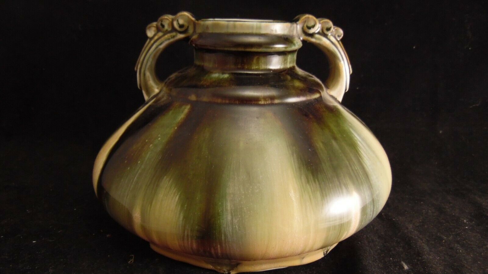 Morvan sandstone vase typical of art deco