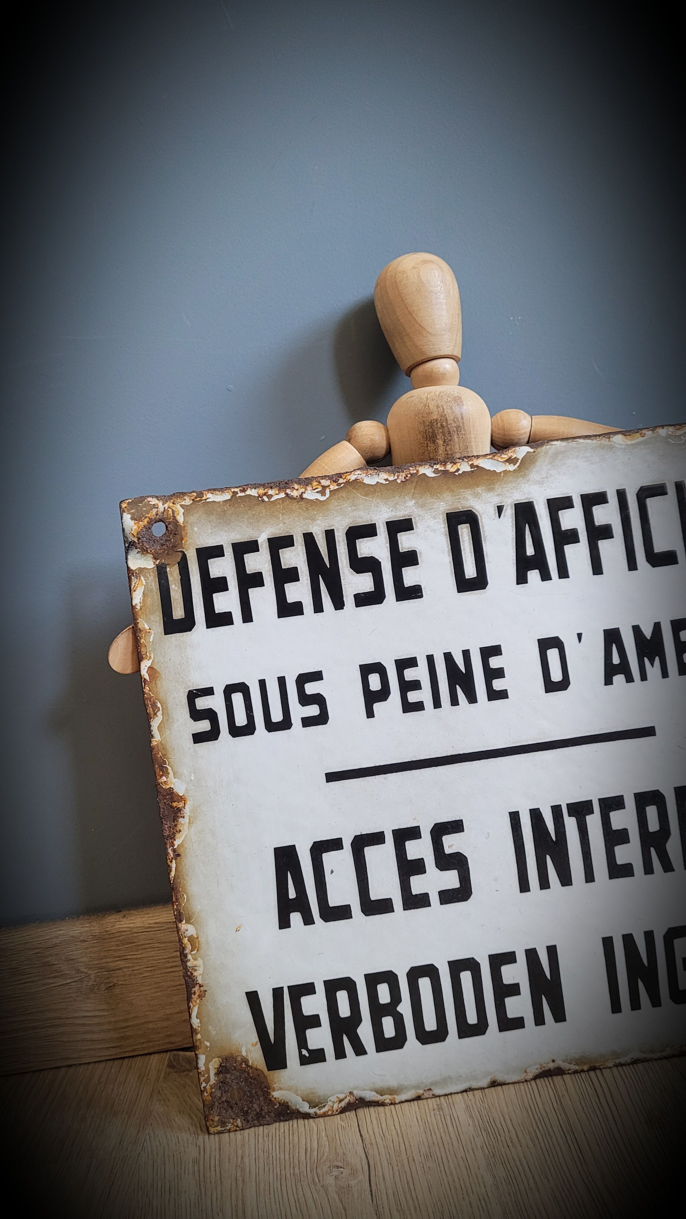 Enamelled plate defense display