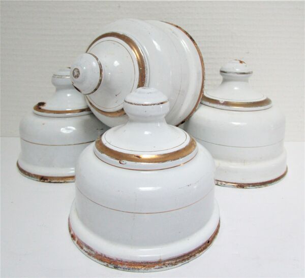 Quatre cloches à fromage métal émaillé blanc début XXème