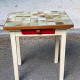 Table de cuisine blanche avec carreaux et tiroir