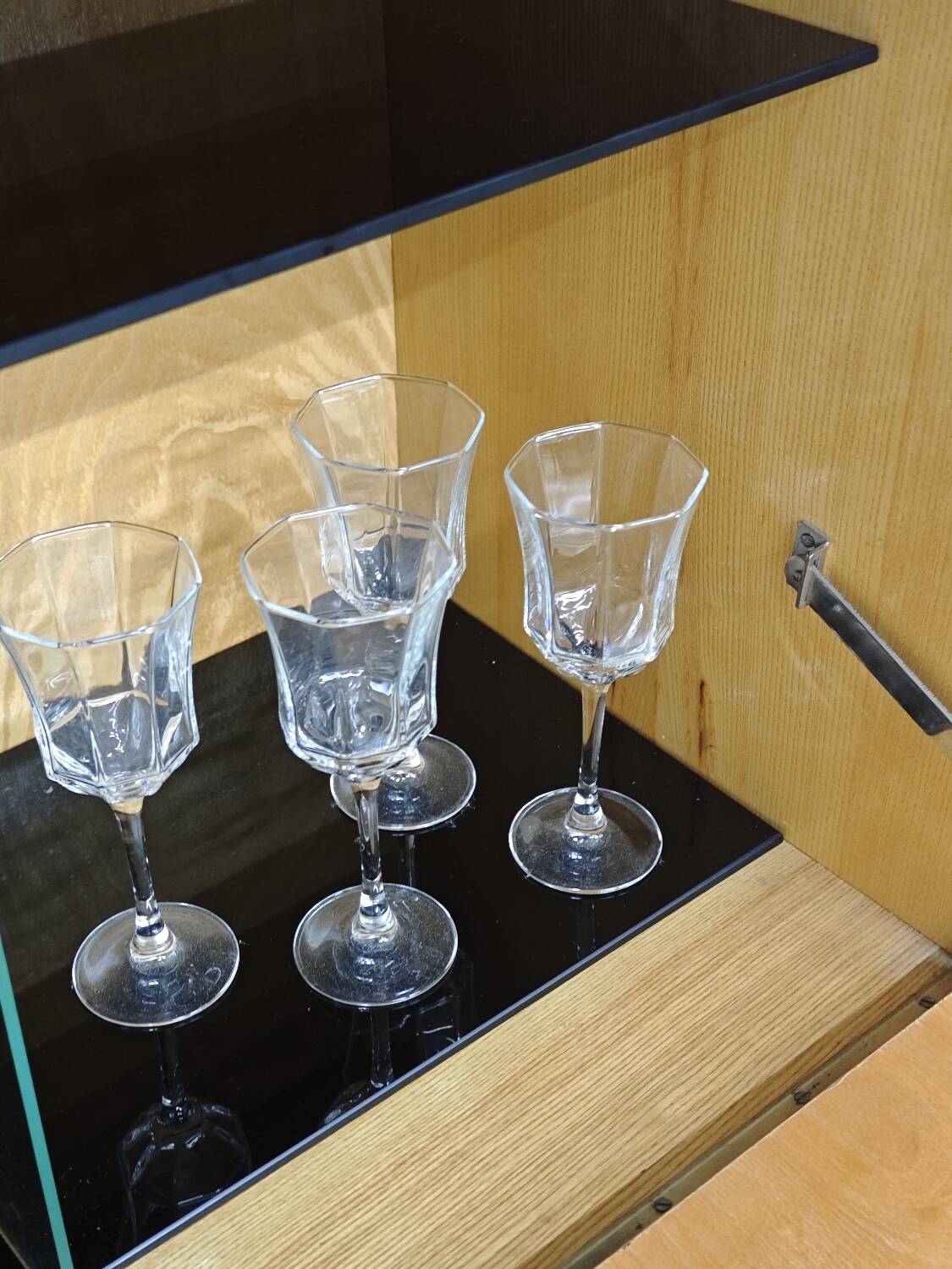 Buffet Vaisselier en bois blond Libena , ex Tchécoslovaquie 1970