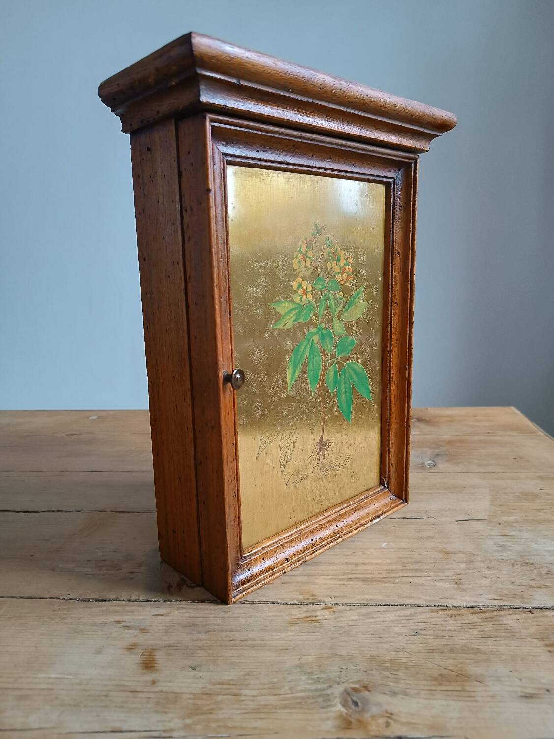 Key holder in wood and brass flower illustration