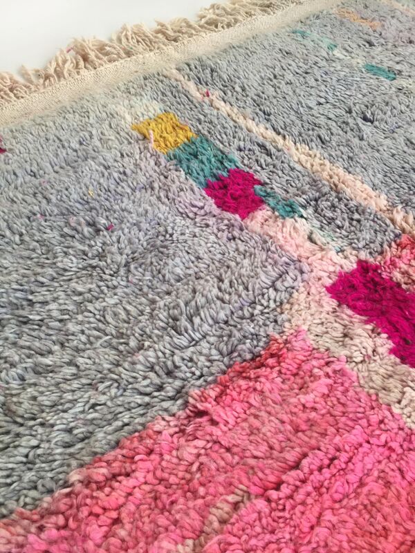 Tapis Berbère marocain Boujaad Rose À Motifs Colorés Pastels 295x206cm
