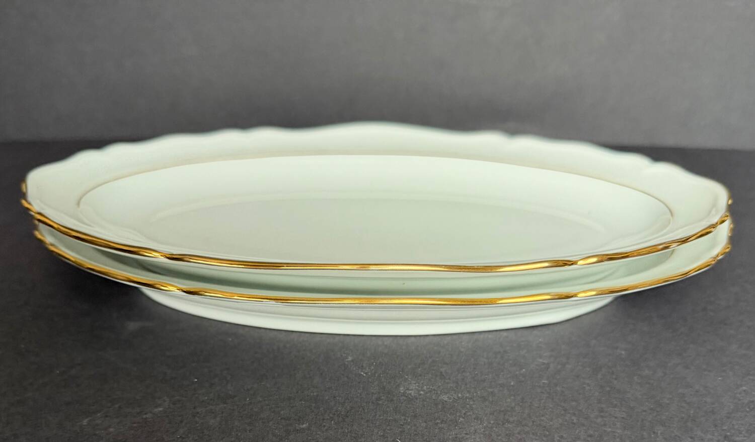 2 small oval dishes in white porcelain