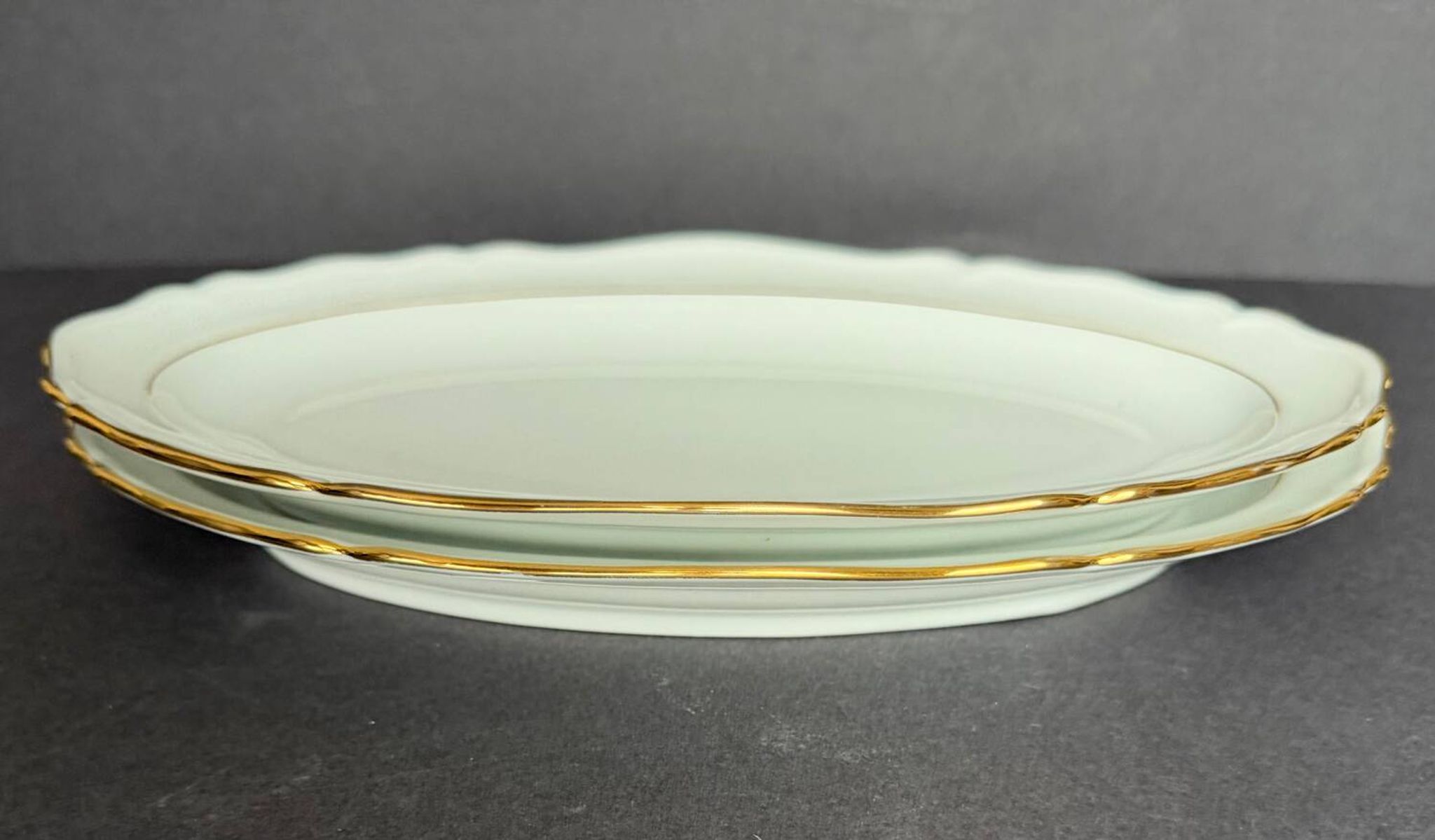 2 petits plats ovales en porcelaine blanche