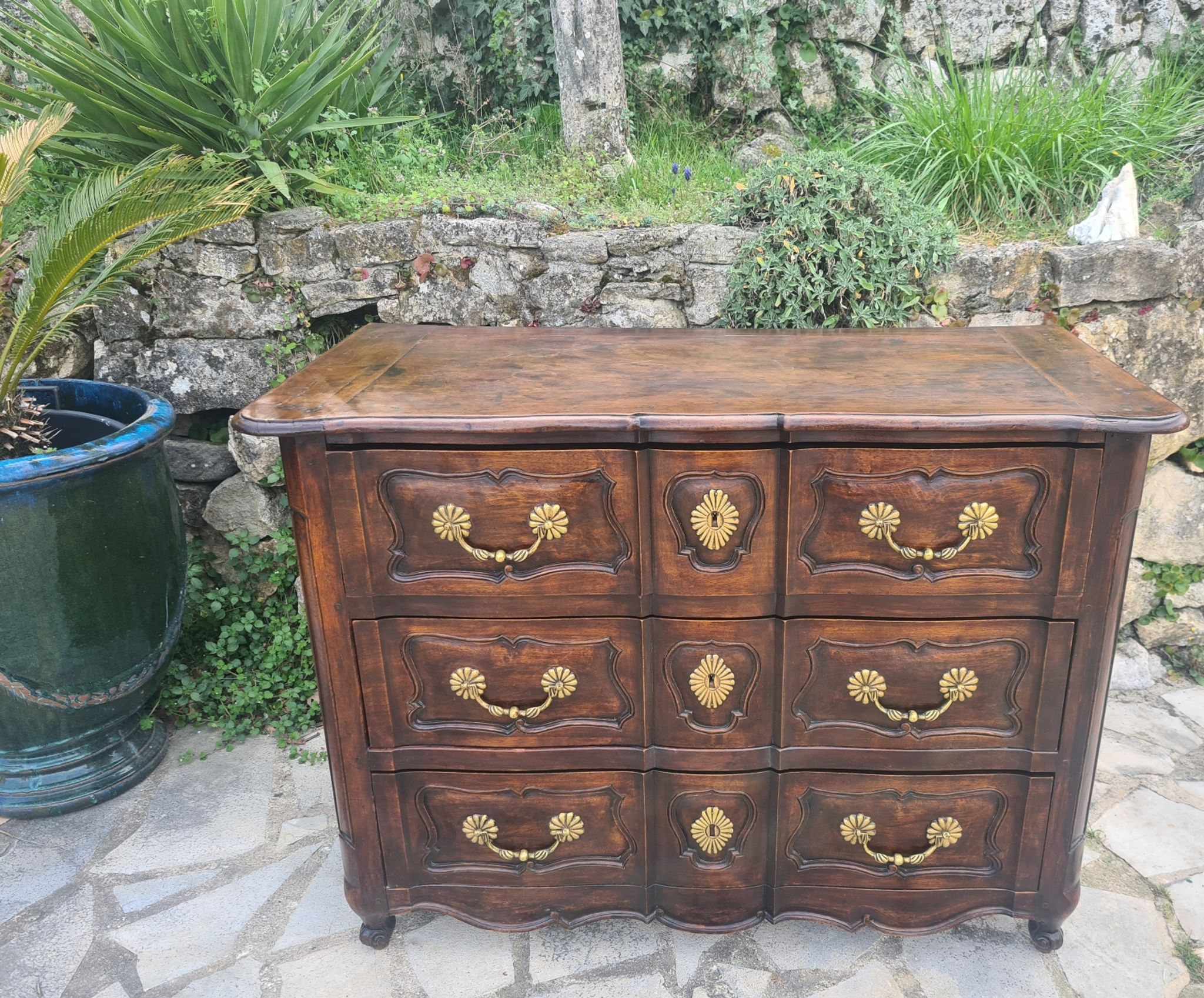 Commode arbalète en noyer époque 18ème siècle