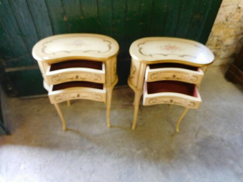 Pair of bedsides modele kidney