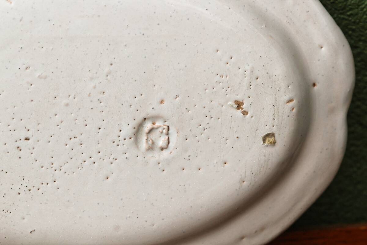 Plat ovale en faïence de Nevers