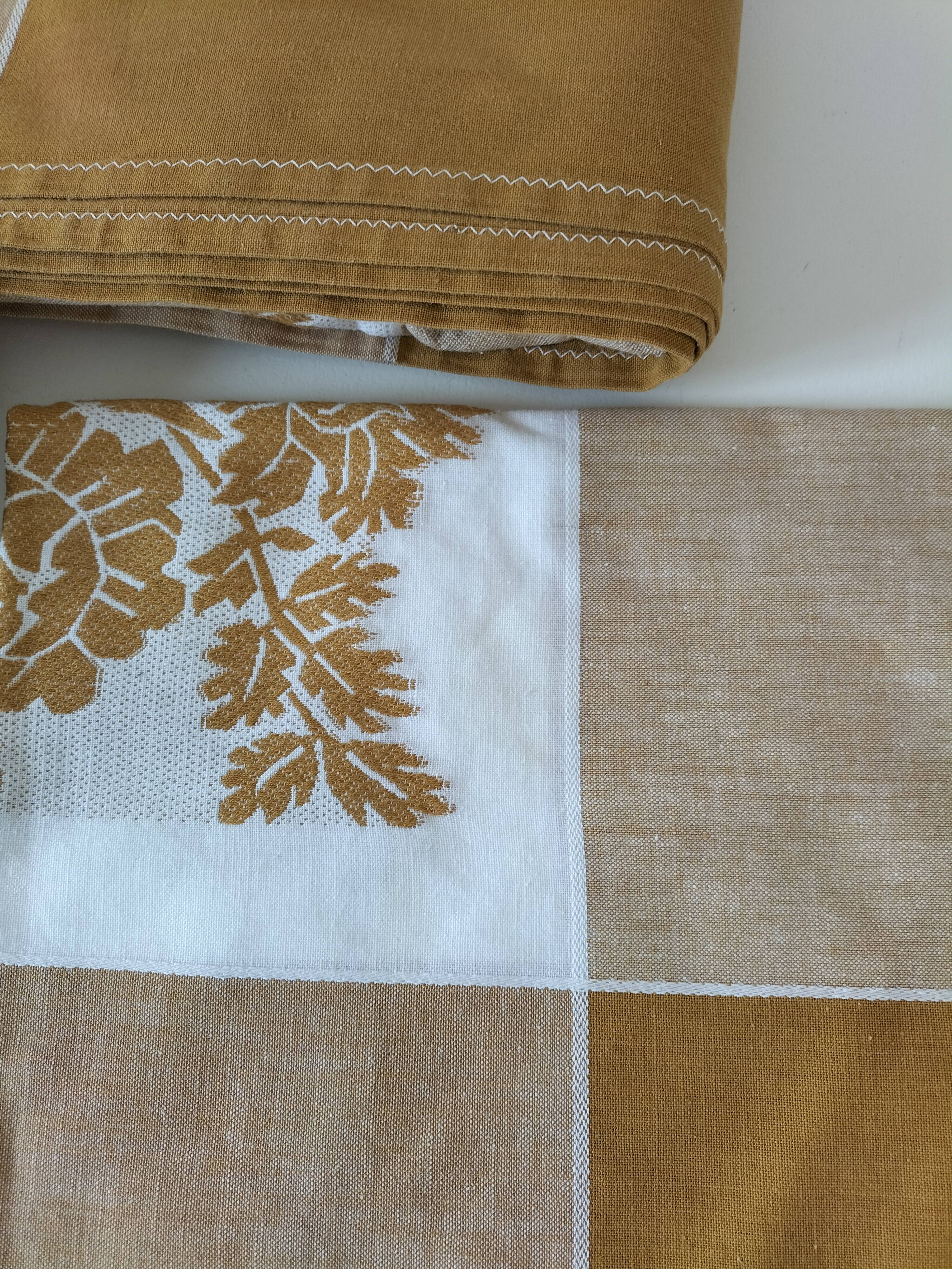 Vintage tablecloth and 8 napkins – caramel and golden mustard tones