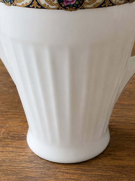 Cafetière / théière ancienne en porcelaine