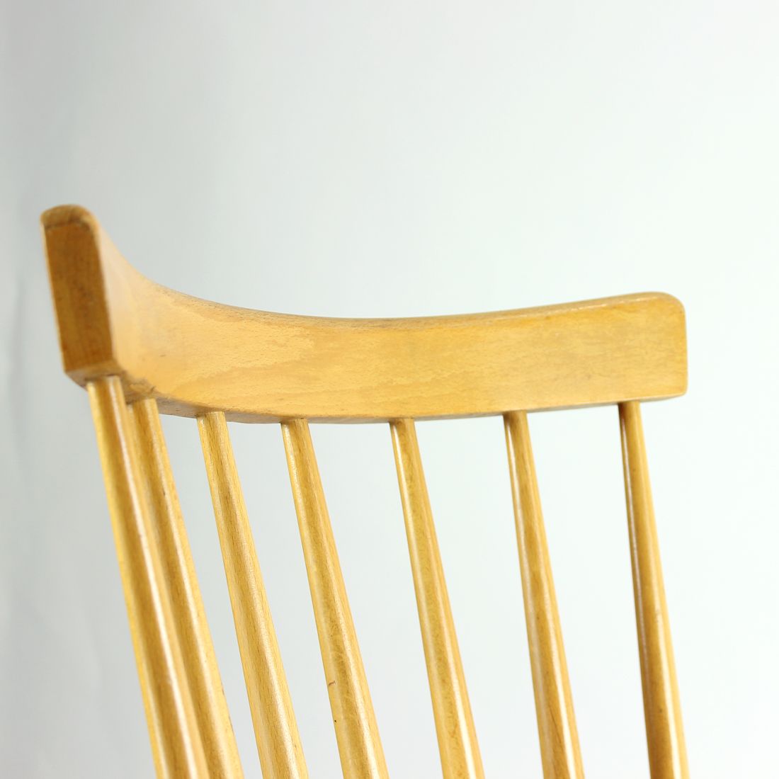 Chaise Ironica du milieu du siècle par TON en bois de chêne, Tchécoslovaquie Années 1960