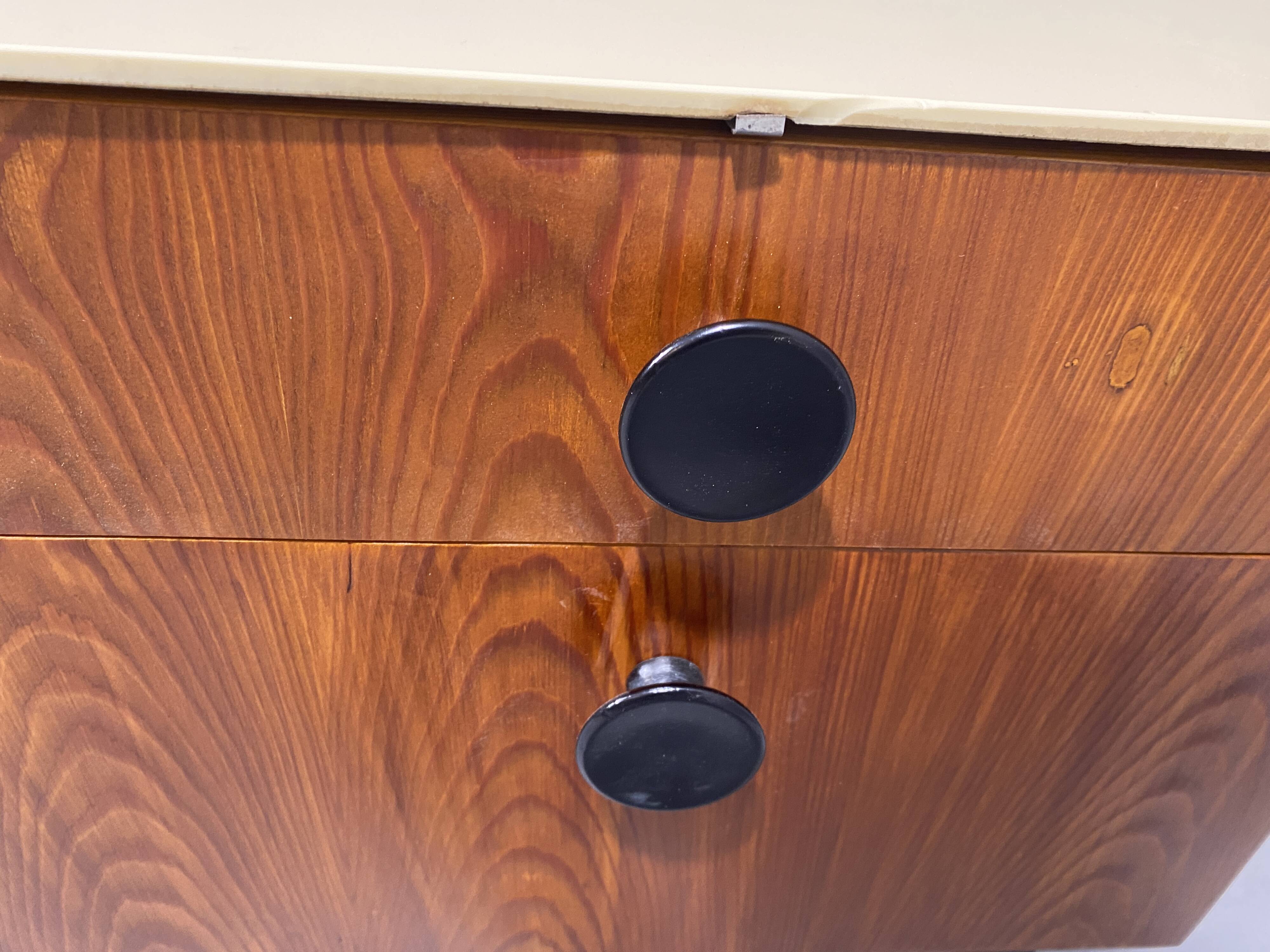 Tables de nuit entièrement restaurées par Jindřich Halabala pour ÚP Závody, années 1950, Tchécoslovaquie