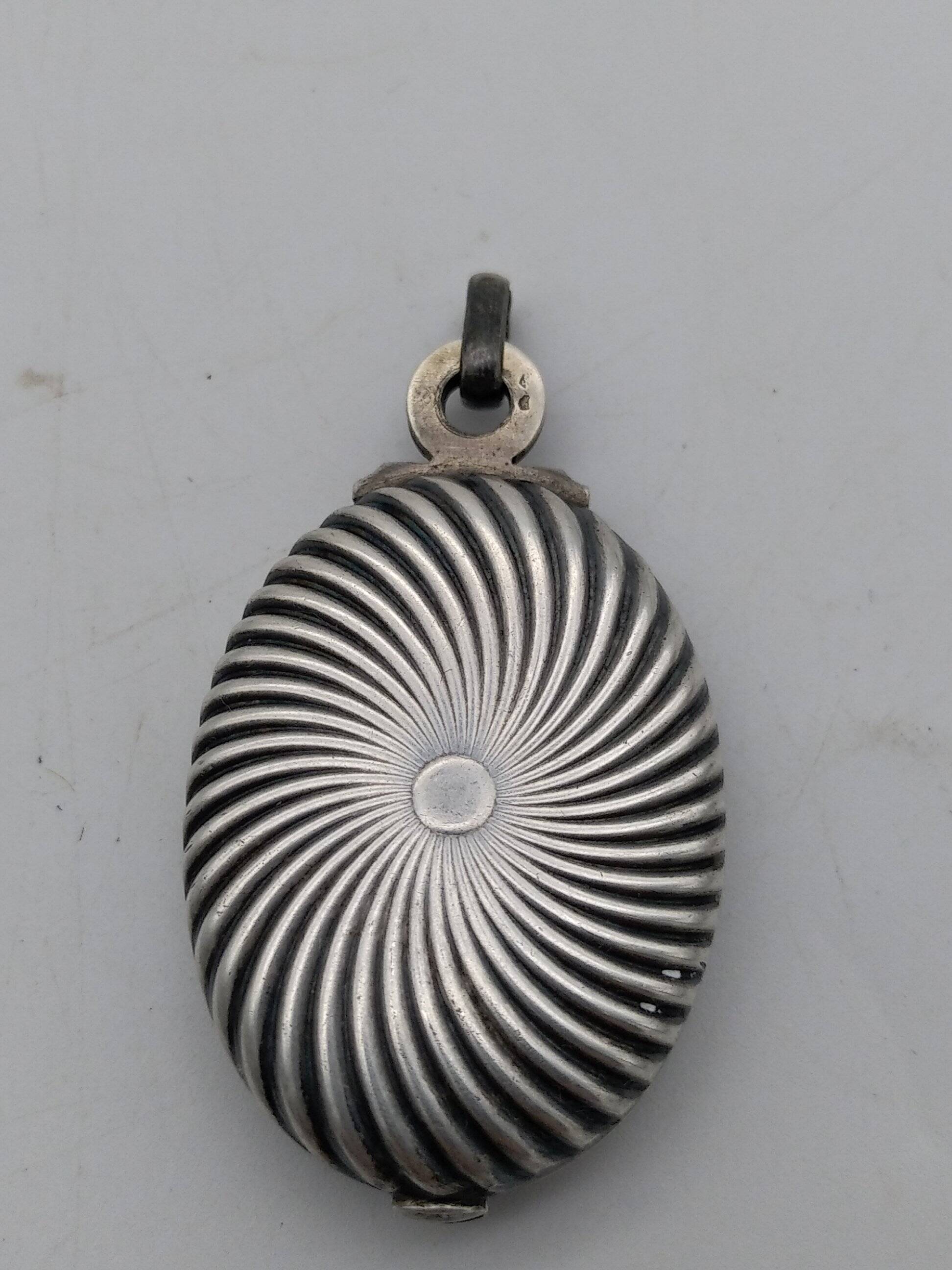 Mirror box pendant in silver 1900.