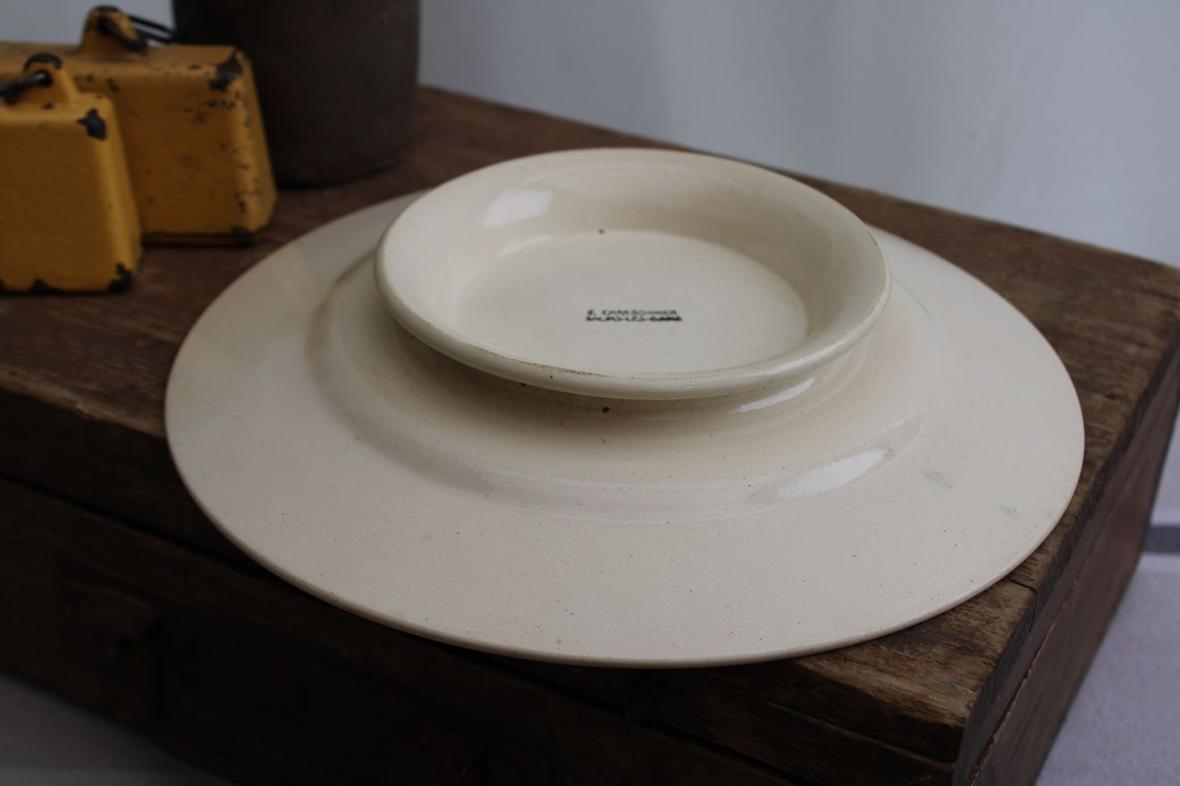 Ceramic standing dish