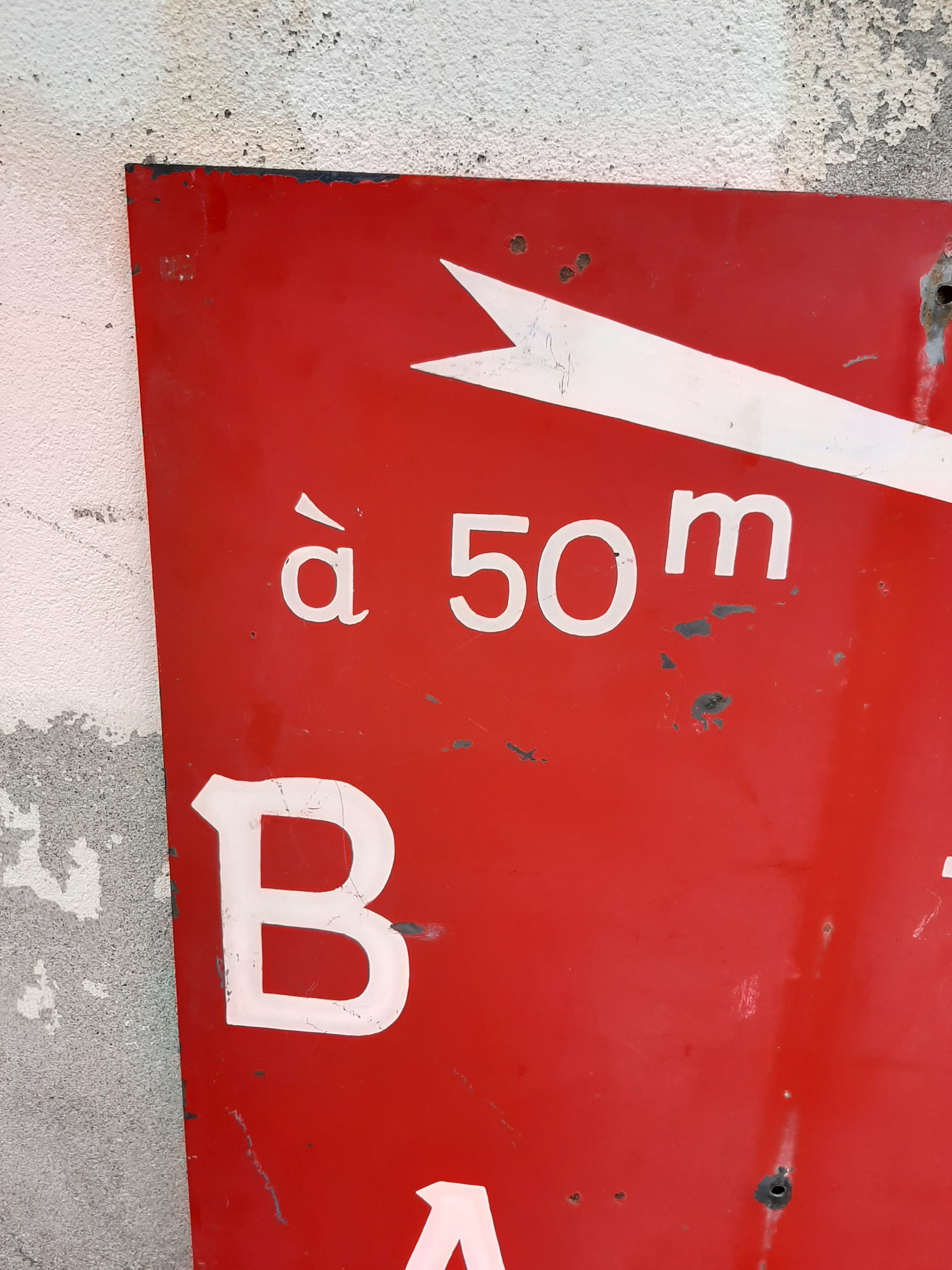 Tole sign painted "bar tobacco essence hairstyle"