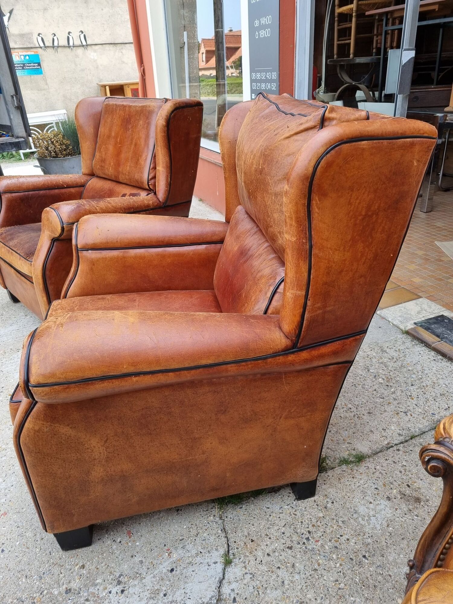 Paire de fauteuils club en cuir des années 1980