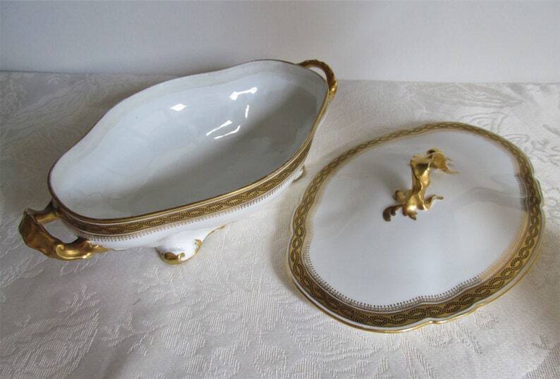 Antique medium-sized porcelain tureen produced by William Guerin