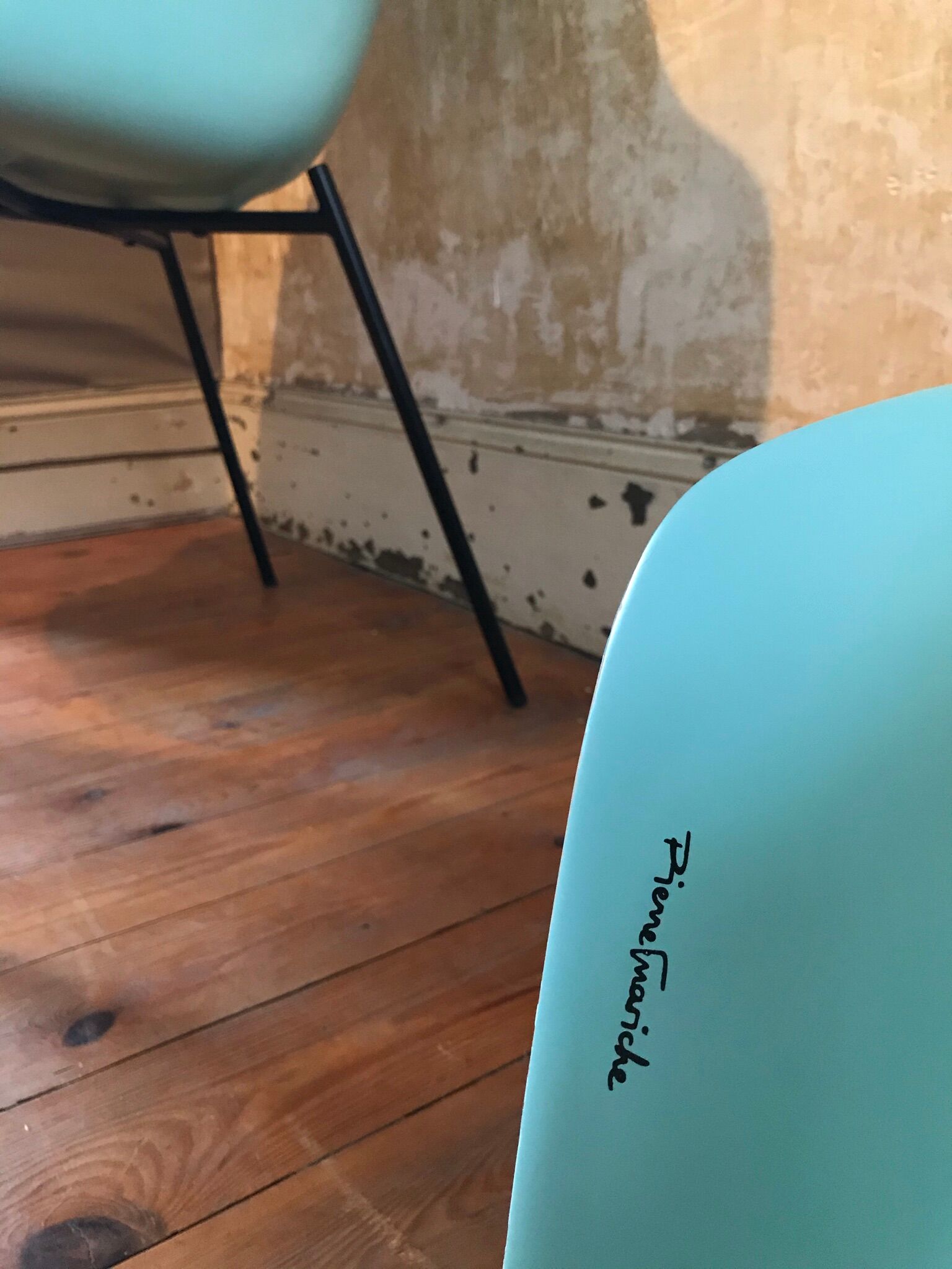 Pierre Guariche's Vampire 4 chair, edition "Maison du Monde"