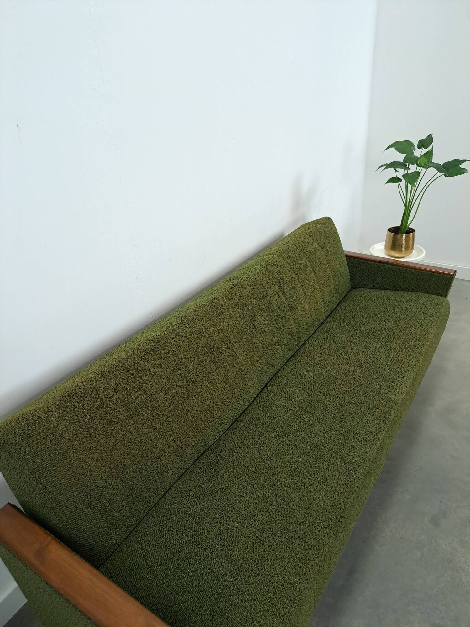 Slaapbank met groene stof en teakhout