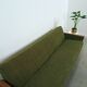 Slaapbank met groene stof en teakhout