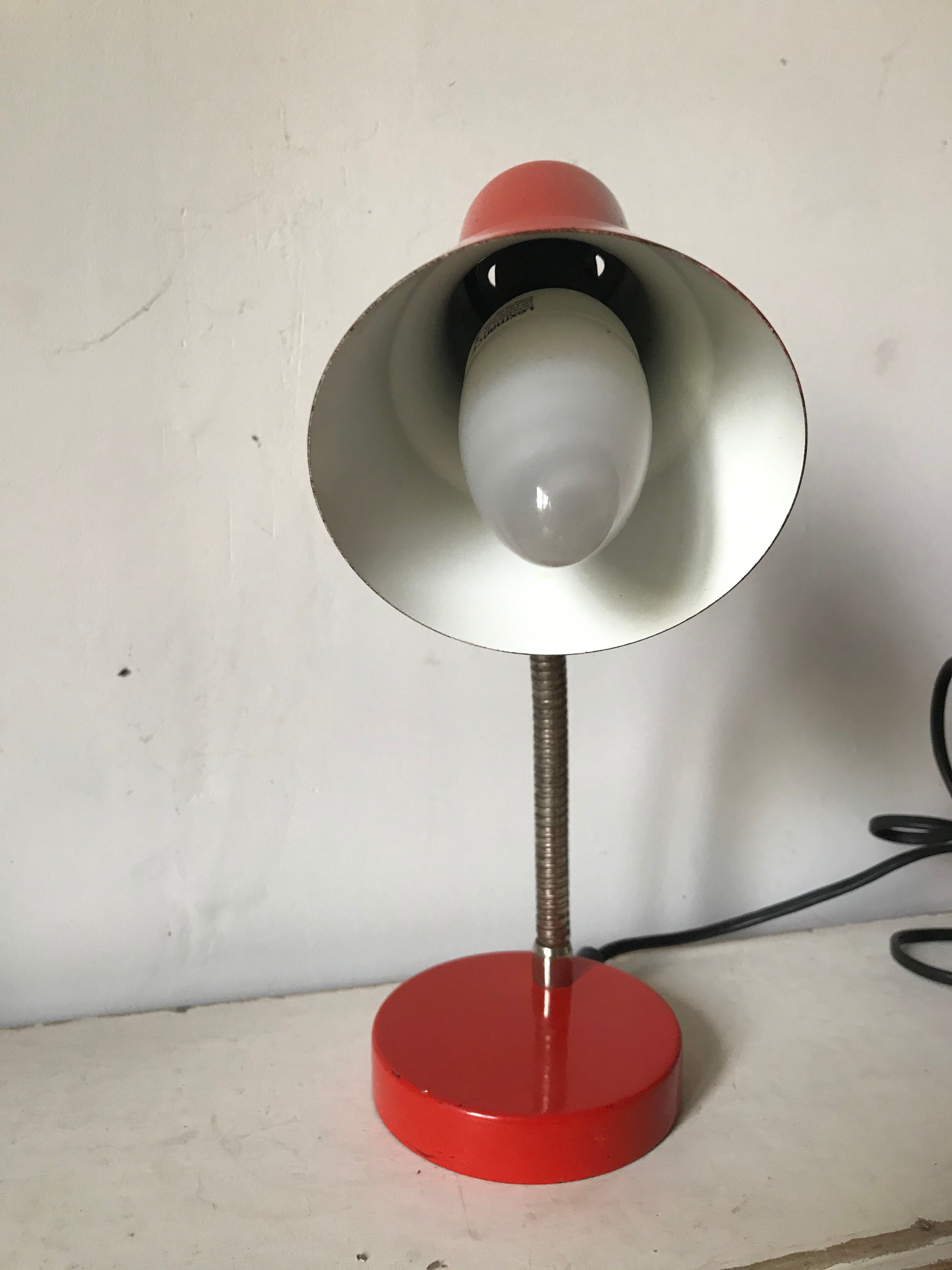 Lampe de bureau articulée rouge