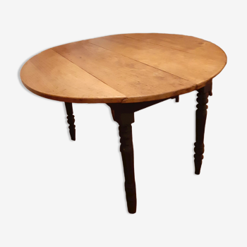 Old round table with flaps with extensions