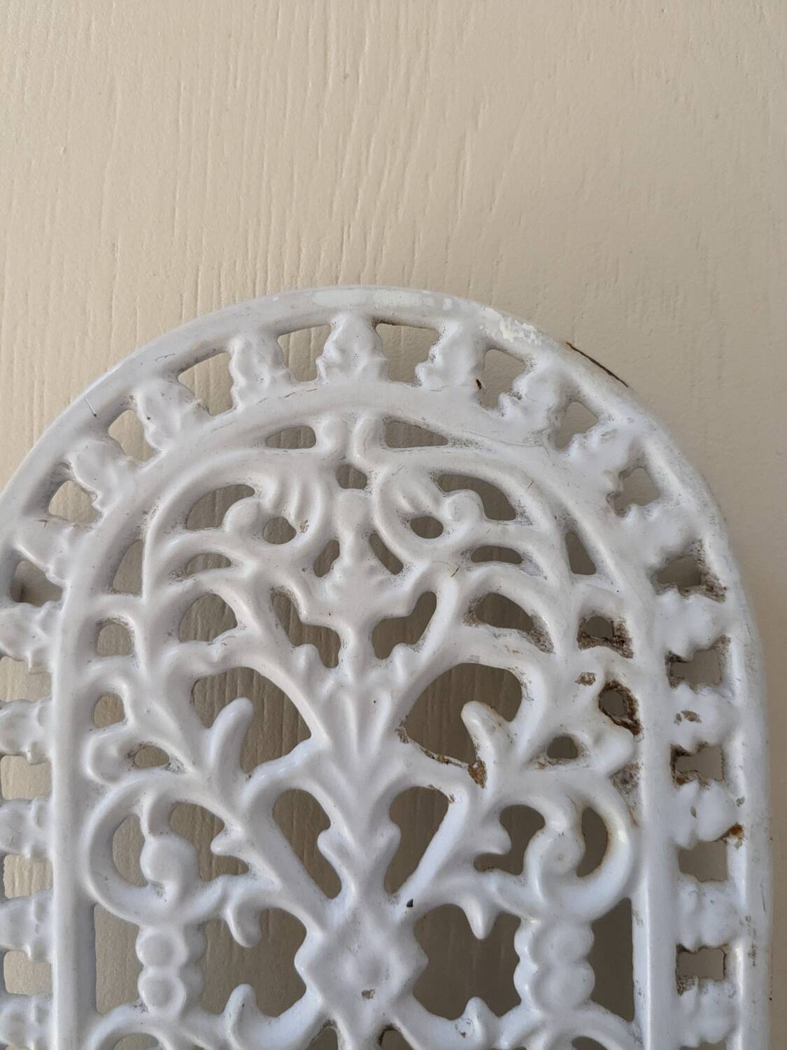 Enamelled cast iron trivet