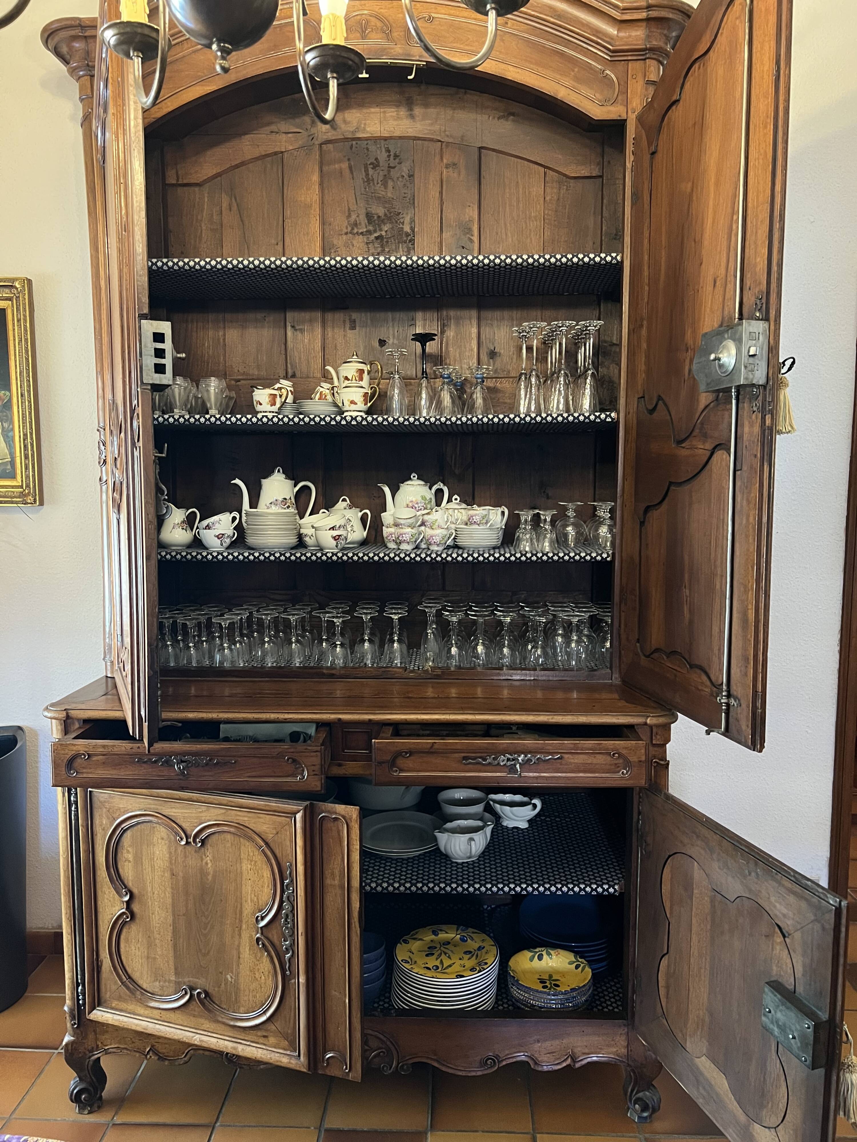 Armoire (Bahut) deux corps Louis XV en noyer 18e siècle